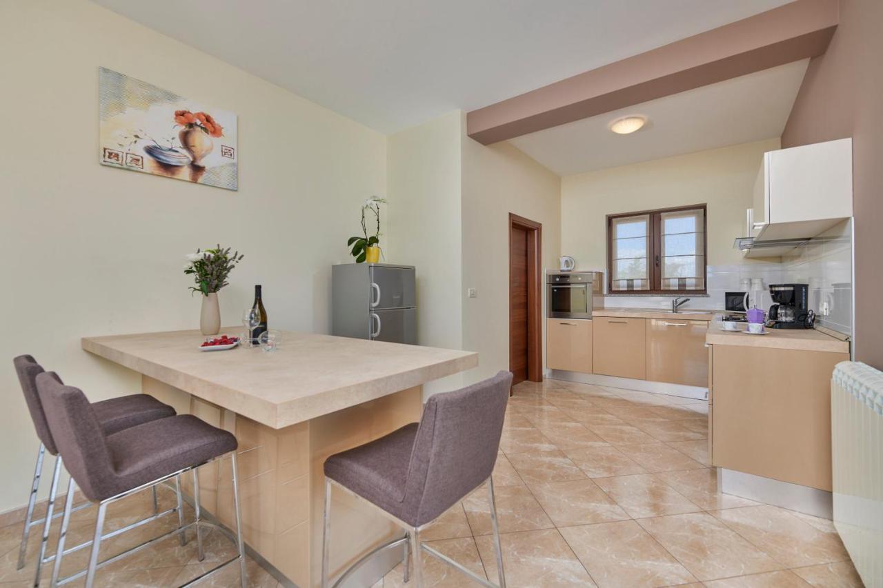 Villa Bartona For 8 Persons With Private Swimmingpool Pula Eksteriør billede