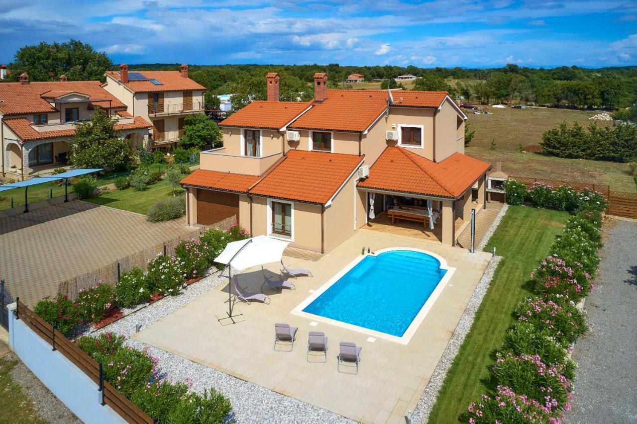 Villa Bartona For 8 Persons With Private Swimmingpool Pula Eksteriør billede