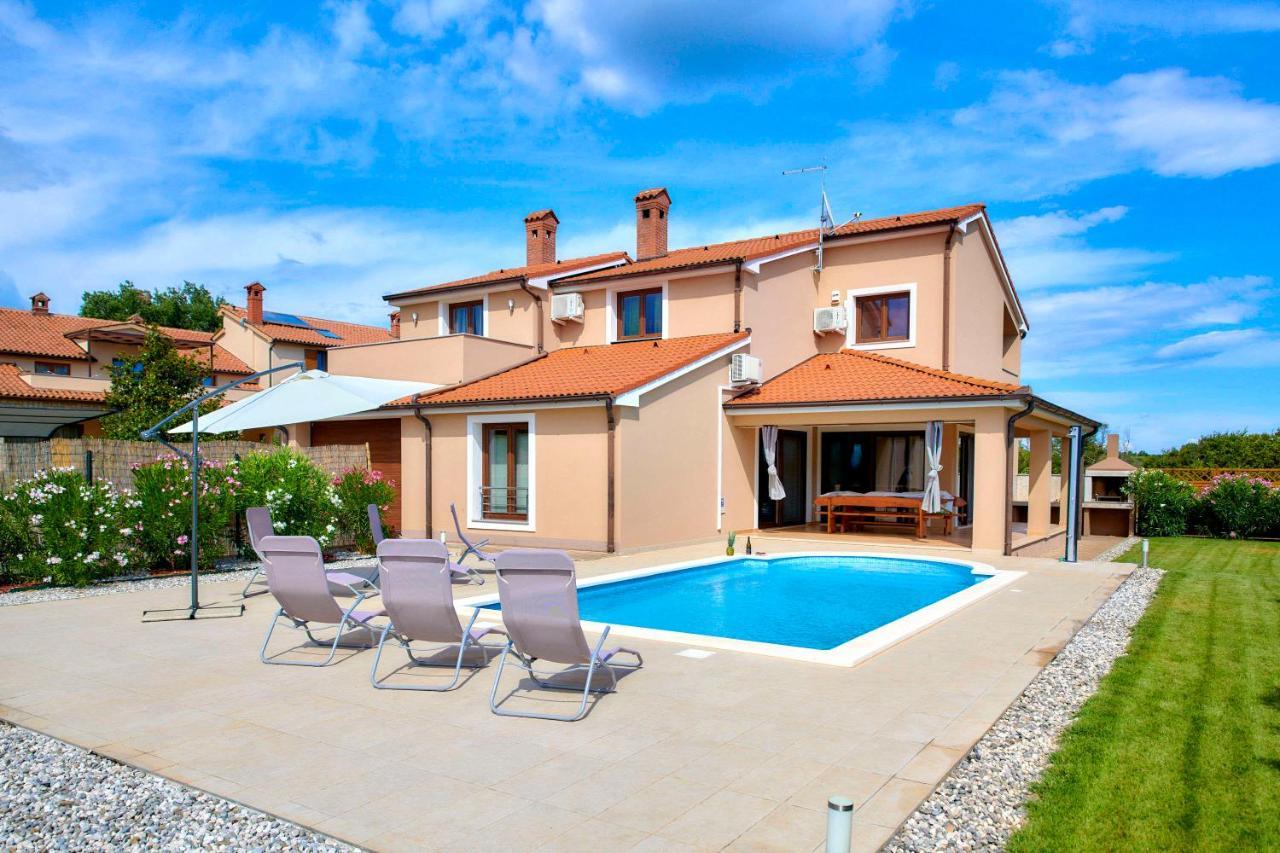 Villa Bartona For 8 Persons With Private Swimmingpool Pula Eksteriør billede