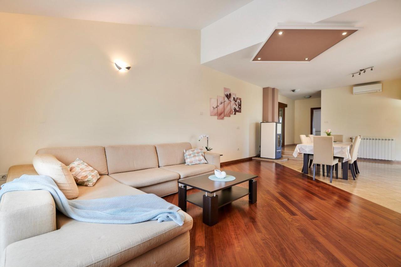 Villa Bartona For 8 Persons With Private Swimmingpool Pula Eksteriør billede