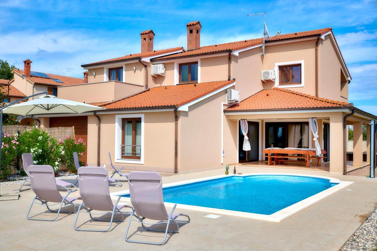 Villa Bartona For 8 Persons With Private Swimmingpool Pula Eksteriør billede