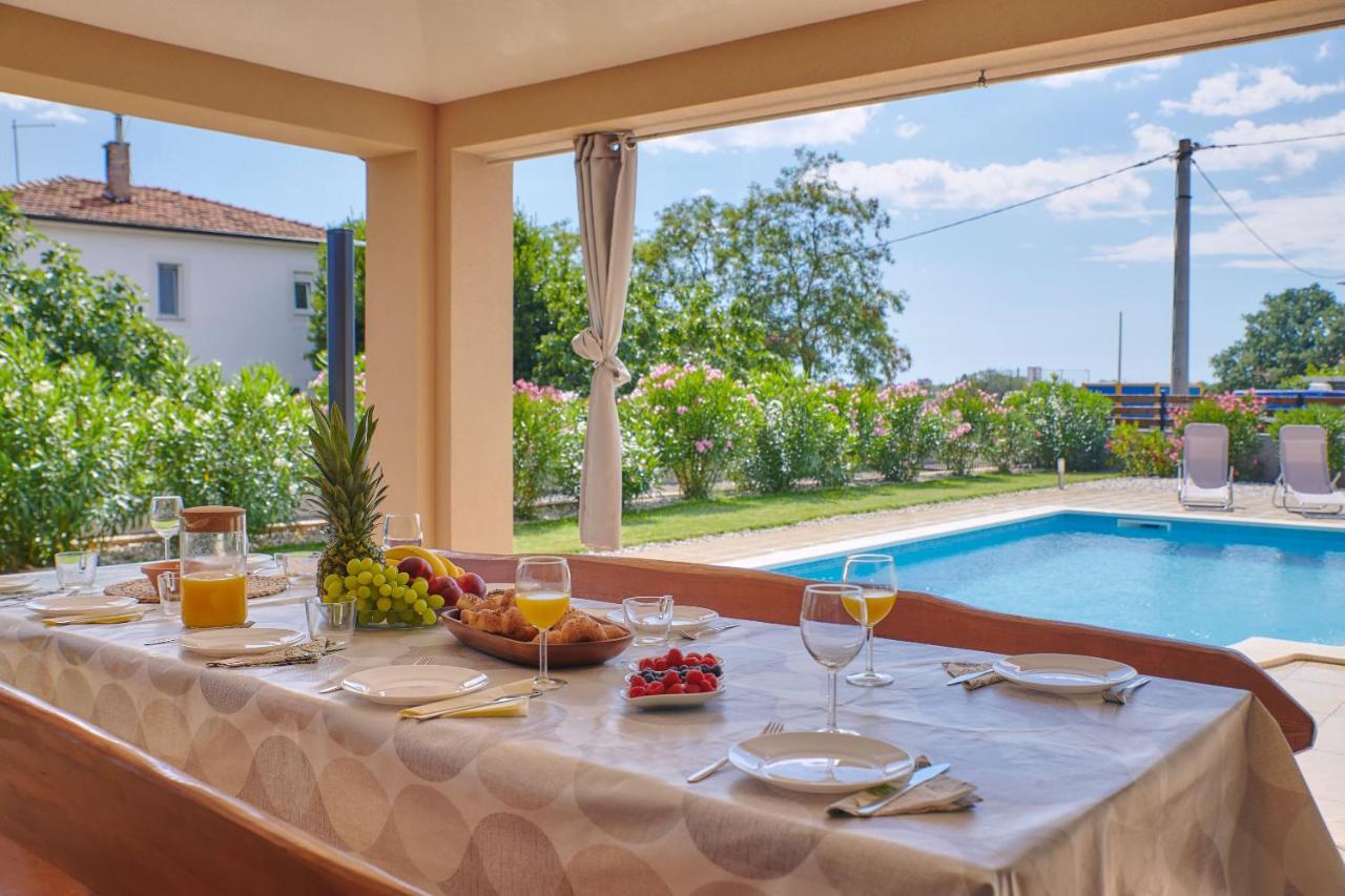 Villa Bartona For 8 Persons With Private Swimmingpool Pula Eksteriør billede