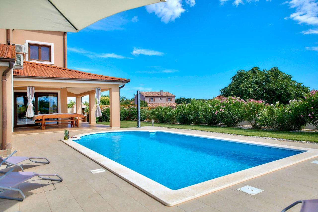 Villa Bartona For 8 Persons With Private Swimmingpool Pula Eksteriør billede